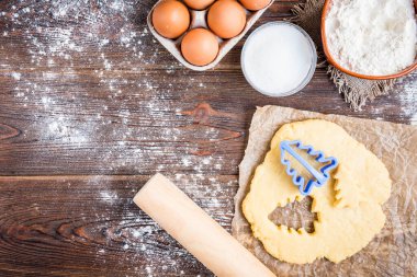 Koyu ahşap arka planda, köknar dallı zencefilli kurabiye pişirme.