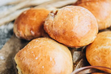 Gri arka planda elma reçeli ile doldurulmuş taze maya çörekleri..