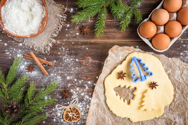 Weihnachtsbacken Von Ingwerplätzchen Auf Dunklem Holzgrund Mit Tannenzweigen — Stockfoto