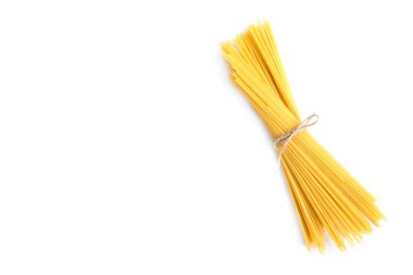 Beyaz arka planda izole edilmiş spagetti makarna, üst manzara.