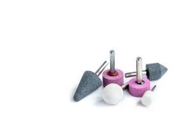 Beyaz arka planda izole edilmiş matkap öğütme tekerlekleri için taş parçaları