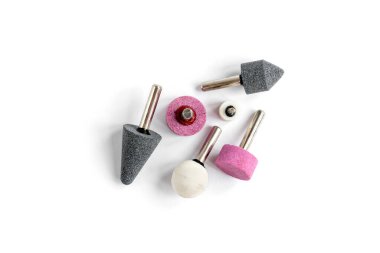 Beyaz arka planda izole edilmiş matkap öğütme tekerlekleri için taş parçaları