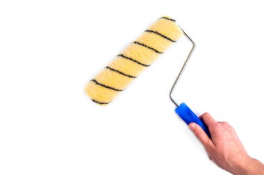 Arka planda izole edilmiş sarı boya silindiri.