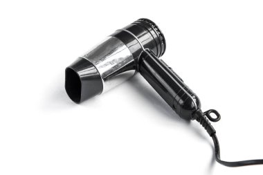 Eski siyah saç kurutma makinesi beyaz arkaplanda izole edilmiş..