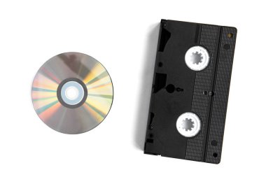 Video kaset ve disk beyaz arkaplanda izole edildi.