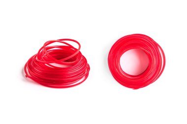 Beyaz arkaplanda izole edilmiş kırmızı budama makinesi ya da biçme makinesi hattı.