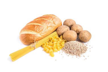 Beyaz arka planda izole edilmiş somun, patates ve grat karbonhidratları.