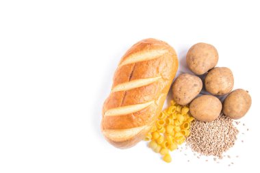 Beyaz arka planda izole edilmiş somun, patates ve grat karbonhidratları.