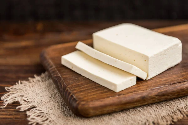 Beyaz arkaplanda yalıtılmış peynir.