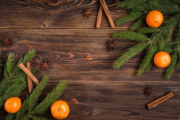 Mandarinen Auf Holztisch Mit Tannenzweigen Zimtstangen Anissternen Und Zapfen — Stockfoto