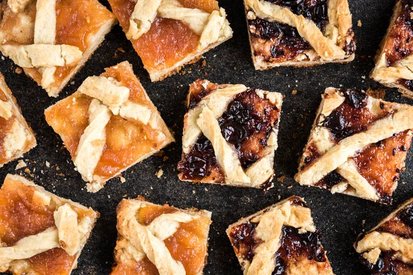 Hausgemachte Shortbread Cookies Mit Marmelade Auf Schwarzem Hintergrund — Stockfoto