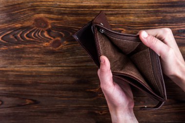 Koyu ahşap arka planda kahverengi erkek cüzdanı..