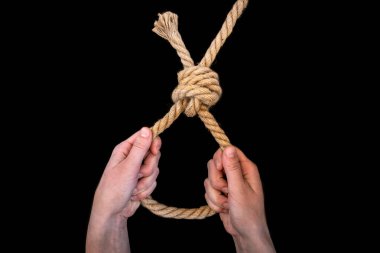 Siyah arka planda insan ipini tutuyor. - İntihar. Çalıştırılan düğüm.