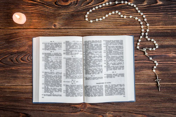 Biblia Abierta Vela Cruz Cristiana Manos Humanas Sobre Fondo Madera — Foto de Stock