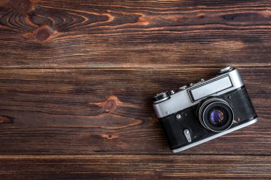 Ahşap arka planda eski kamera.
