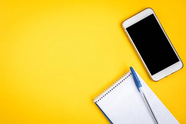 Мобільний Телефон Блокнот Жовтому Фоні — стокове фото
