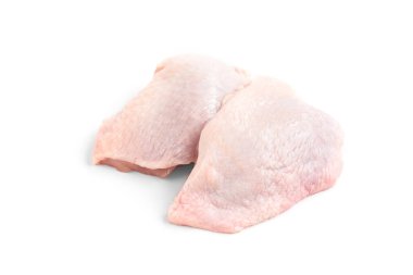 Beyaz arka planda çiğ tavuk budu..