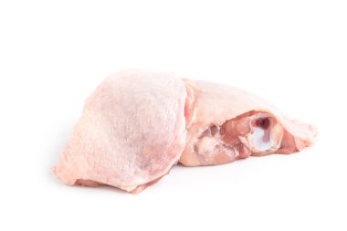 Beyaz arka planda çiğ tavuk budu..