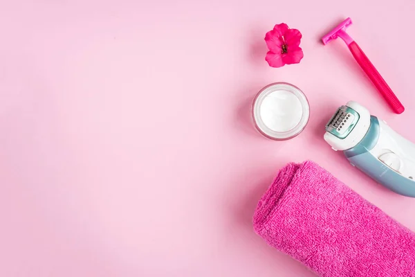 Towel Cream Razor Flower Pink Background Flat Lay Skincare — Stock Photo, Image