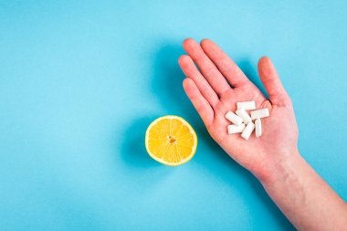 Mavi arka planda limonlu sakız.