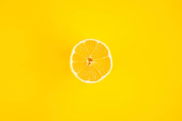 Limón Sobre Fondo Amarillo — Foto de Stock