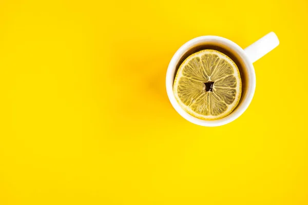 Caneca Chá Quente Com Limão Fundo Amarelo Doença Catarral Temporada — Fotografia de Stock
