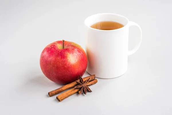 灰色の背景にリンゴとシナモンと薬と熱いお茶のマグカップ 季節性インフルエンザ — ストック写真