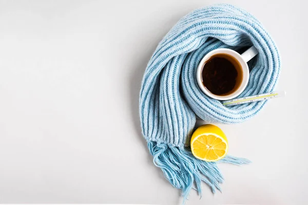 Taza Con Termómetro Bufanda Azul Pastillas Limón Sobre Fondo Gris — Foto de Stock