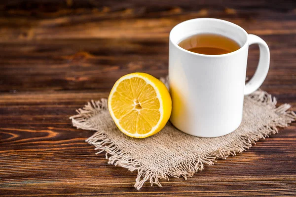 木の背景にレモンと熱いお茶のマグカップ カタール病 フルシーズン — ストック写真