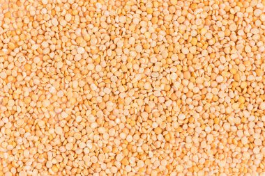 Bezelyeleri beyaz arka planda izole edilmiş kahverengi kâseye ayır.