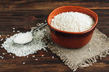 Ahşap zemin üzerinde pirinç.