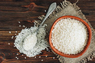 Ahşap zemin üzerinde pirinç.