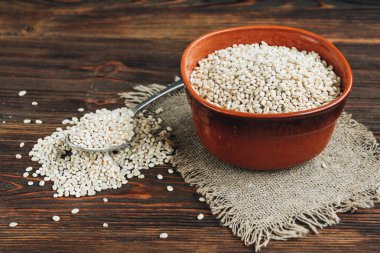 Ahşap arka planda inci arpa.