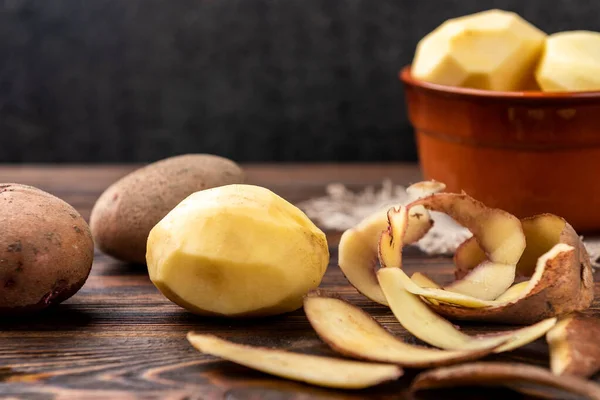 Skalad Potatis Skål Mörk Trä Bakgrund — Stockfoto