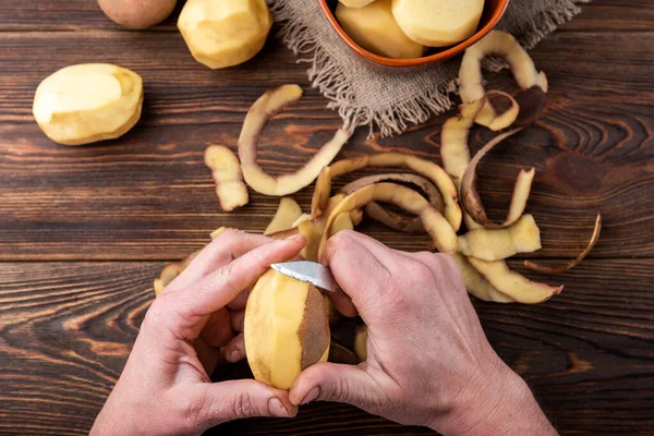 Skalad Potatis Skål Mörk Trä Bakgrund — Stockfoto