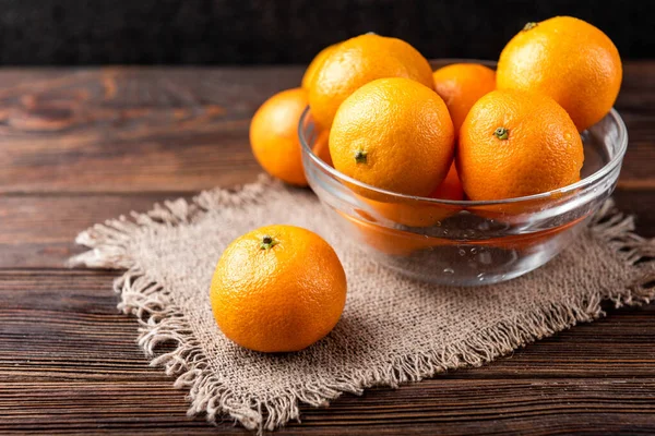 Mandarinky Tmavém Dřevěném Pozadí — Stock fotografie