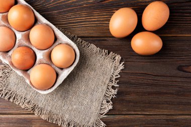 Koyu ahşap masada yumurtalar..