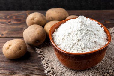 Koyu ahşap arka planda patates nişastası.