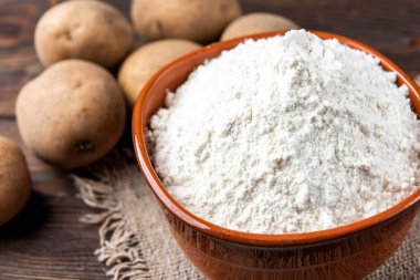 Koyu ahşap arka planda patates nişastası.