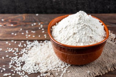 Ahşap zemin üzerinde pirinç unu.