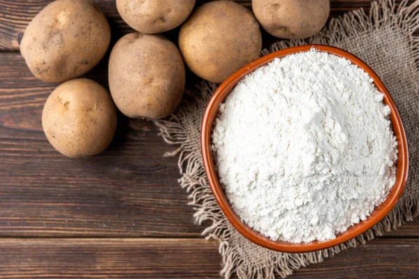 Koyu ahşap arka planda patates nişastası.