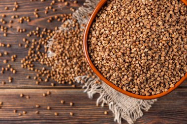 Ahşap arka planda karabuğday.