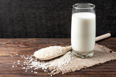 Tahta arka planda pirinç sütü.