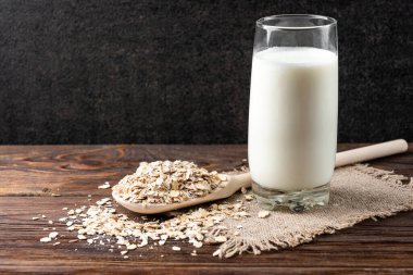 Tahta arka planda yulaf sütü.