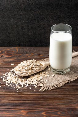 Tahta arka planda yulaf sütü.