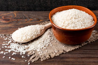 Koyu ahşap arka planda pirinç.