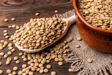 Ahşap arka planda yeşil mercimek.