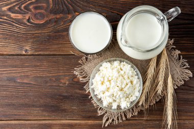 Ahşap arka planda süzme peynir.