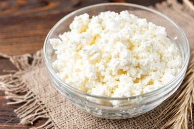 Ahşap arka planda süzme peynir.