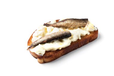 Beyaz arka planda sprat, yumurta ve mayonezli sandviç..
